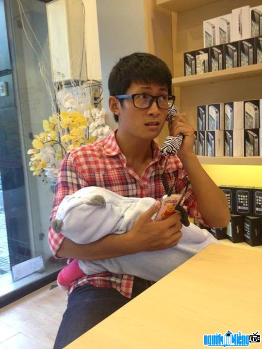  Picture of singer Thien Vuong taking care of children