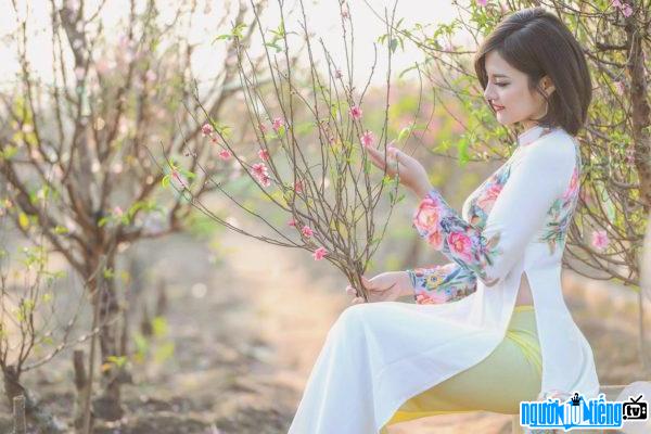  Photo of hot girl Nguyen Tra My showing off with peach blossoms
