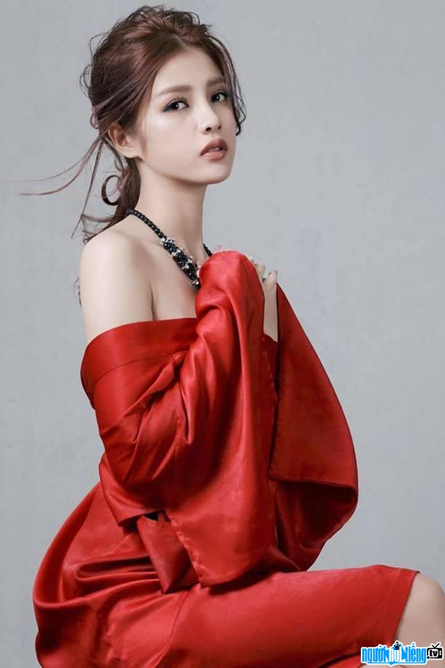  Sexy image of My Duyen with a revealing dress showing off her bare shoulders