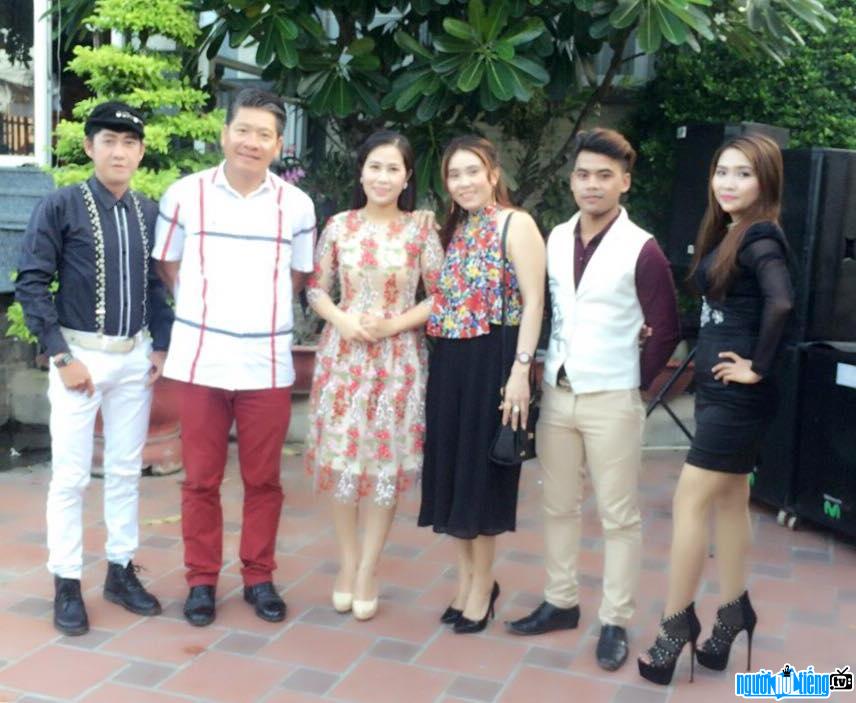Singer Sy Ben with his colleagues
