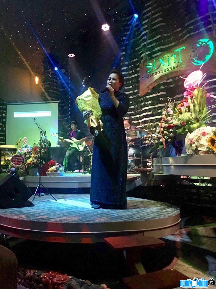 Image of elite artist Kim Tien on stage
