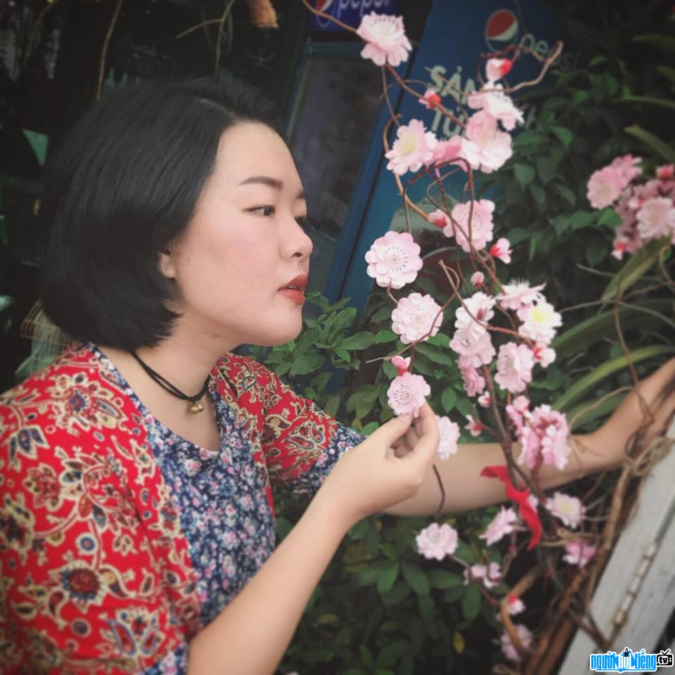 Bức ảnh ca sĩ Âu Bảo Ngân đang đọ sắc cùng hoa