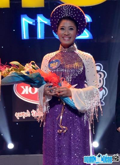  Picture of singer Bich Hong at Sao Mai contest 2011 rendezvous