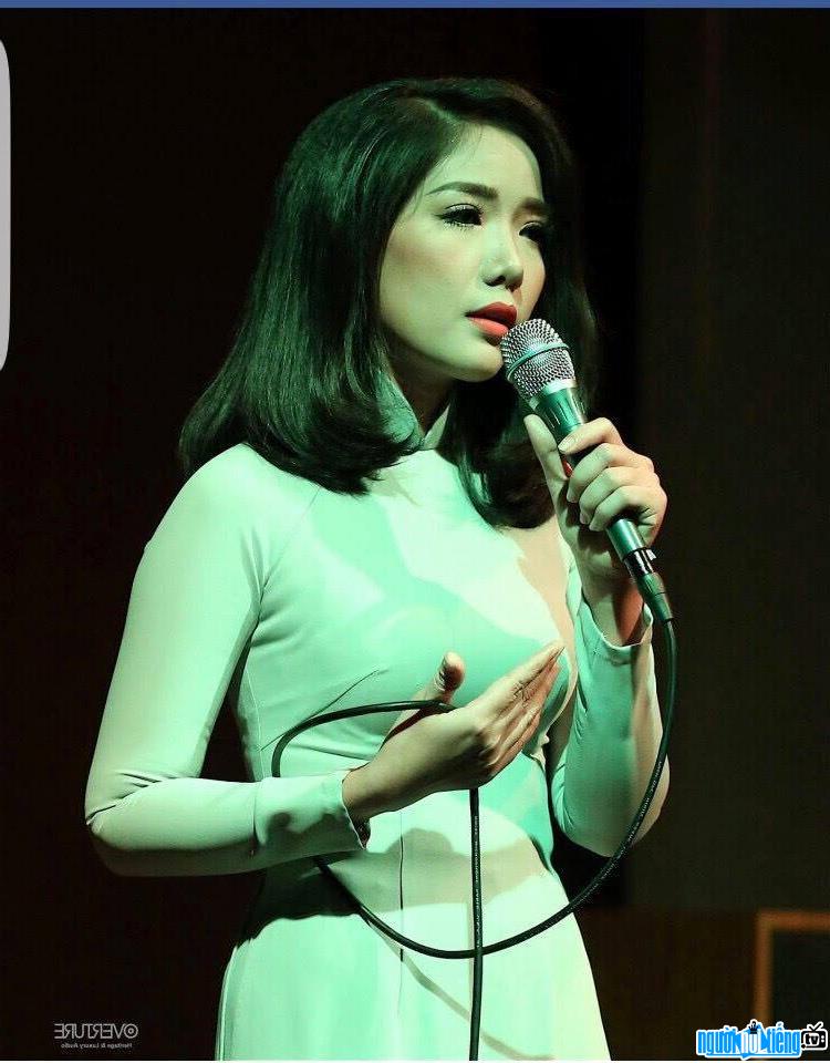  Picture of singer Thuy Huyen in a performance