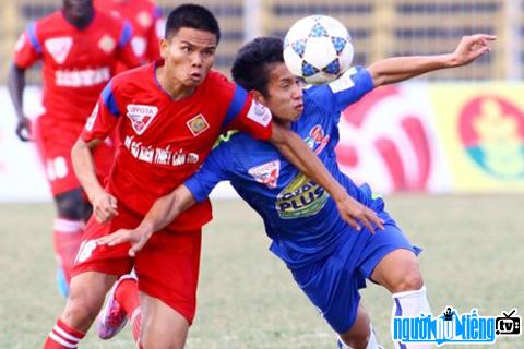 Hình ảnh cầu thủ Lê Văn Thắng đang tranh bóng trên sân cỏ
