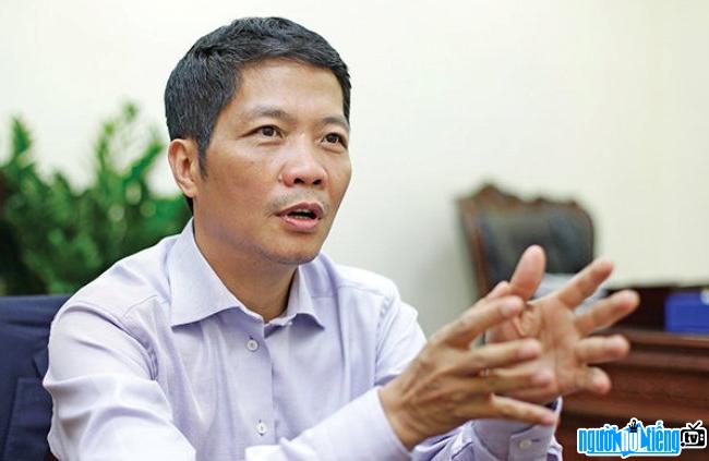 Image of Minister of Industry and Trade Tran Tuan Anh answering reporters