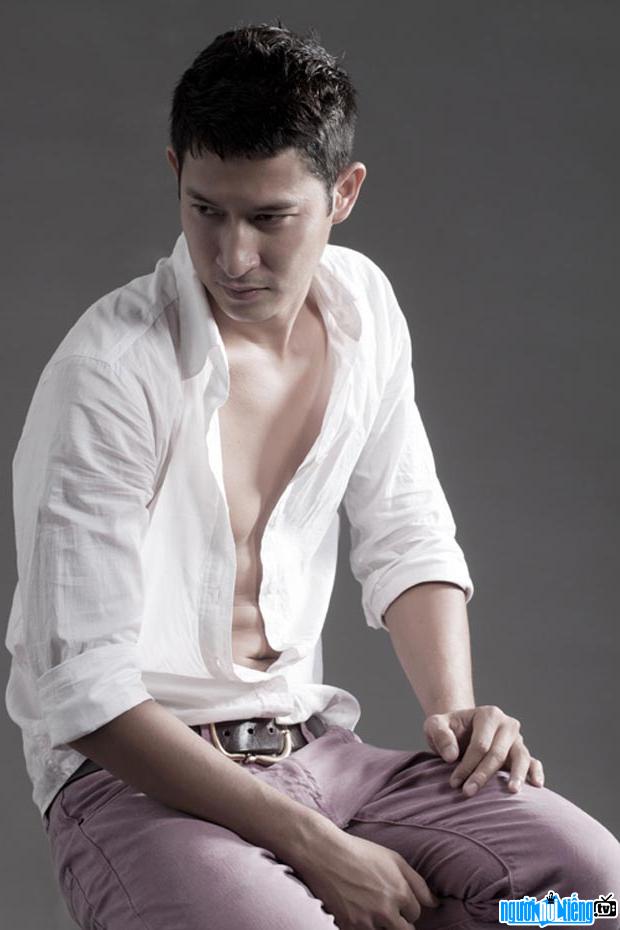  The charm of actor Huy Khanh