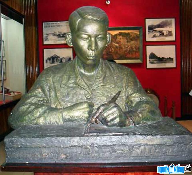  image of Tran Phu bronze statue