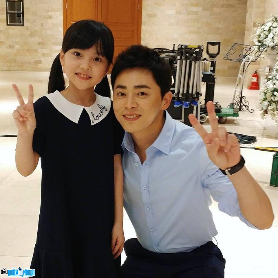 Jo Jung - Suk with his child fan