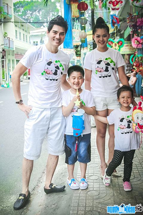  Actor Thanh Du took his wife and children out