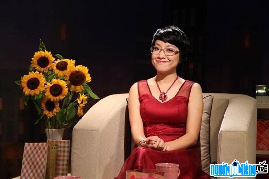 Hình ảnh MC Thảo Vân trong một chương trình truyền hình