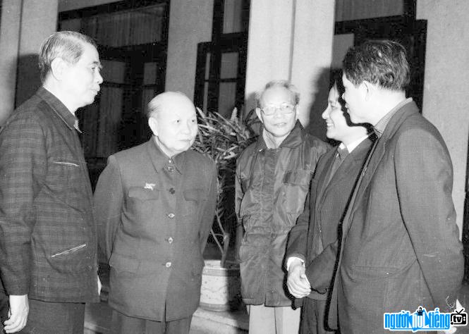  Picture of Comrade Truong Chinh talking with other members Comrades