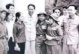  Photo of Le Duan and soldiers
