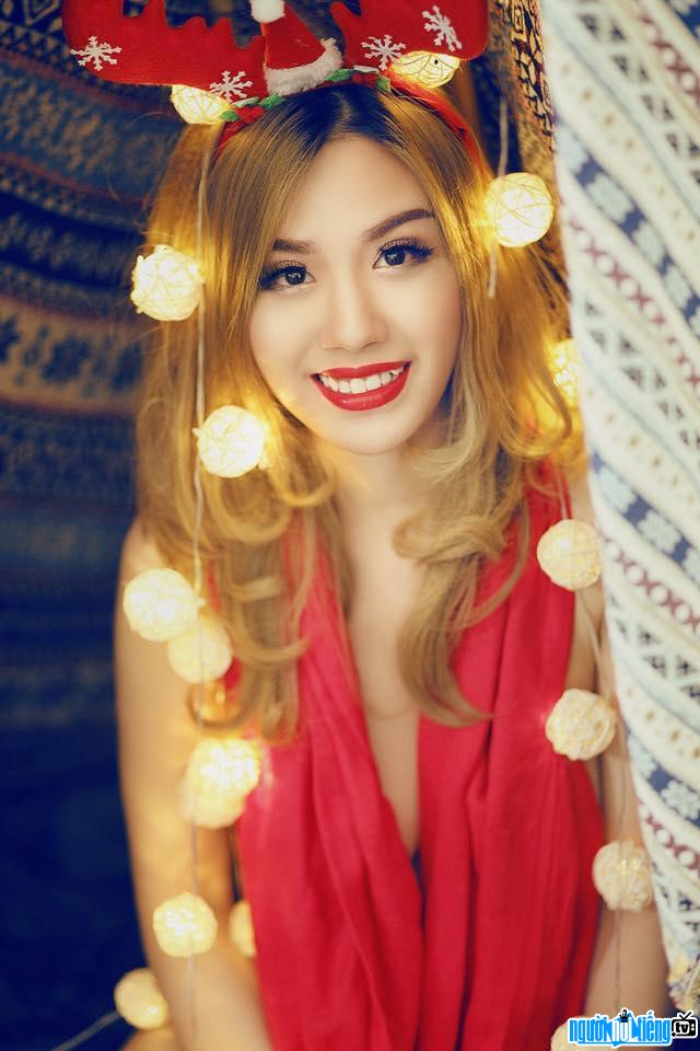 A picture of actress Linh Miu in a Christmas photo series her