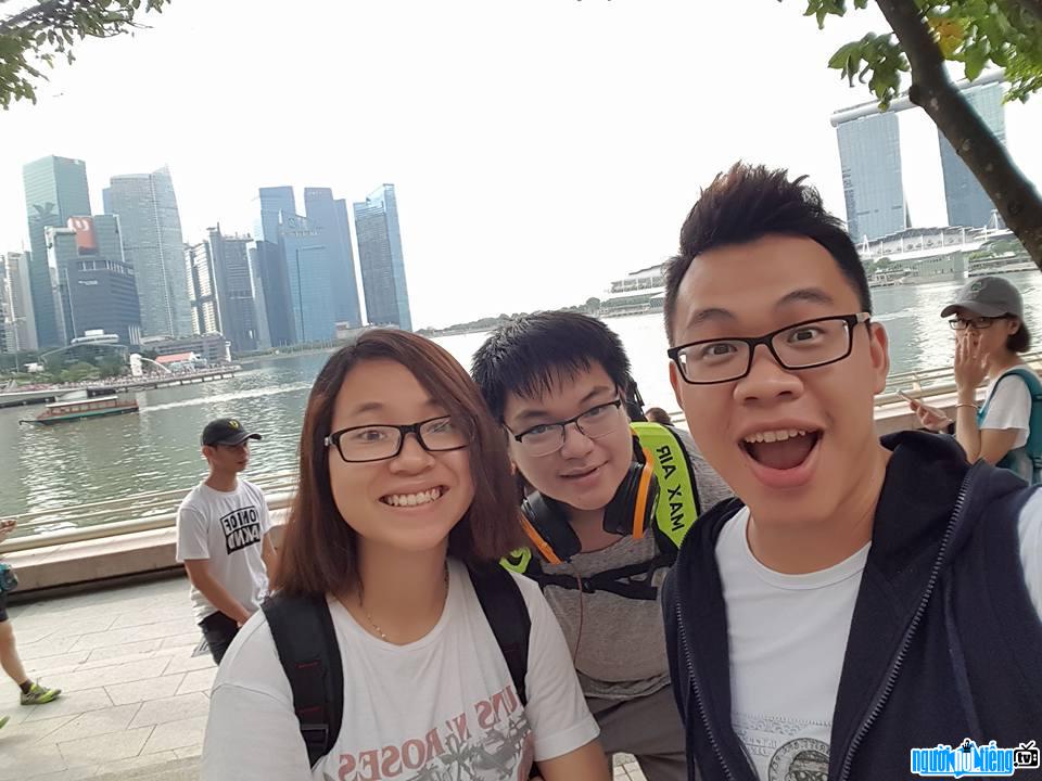  Photo of singer Dat Hanh having fun with his friends
