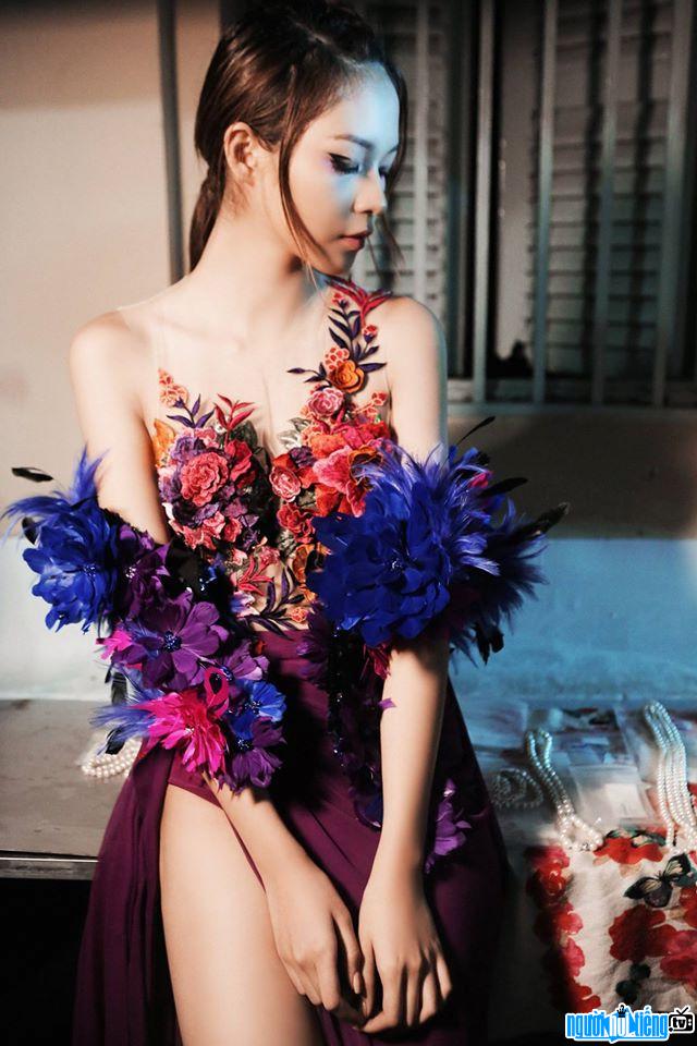  model Phi Phuong Anh Sexy with a spring-inspired design