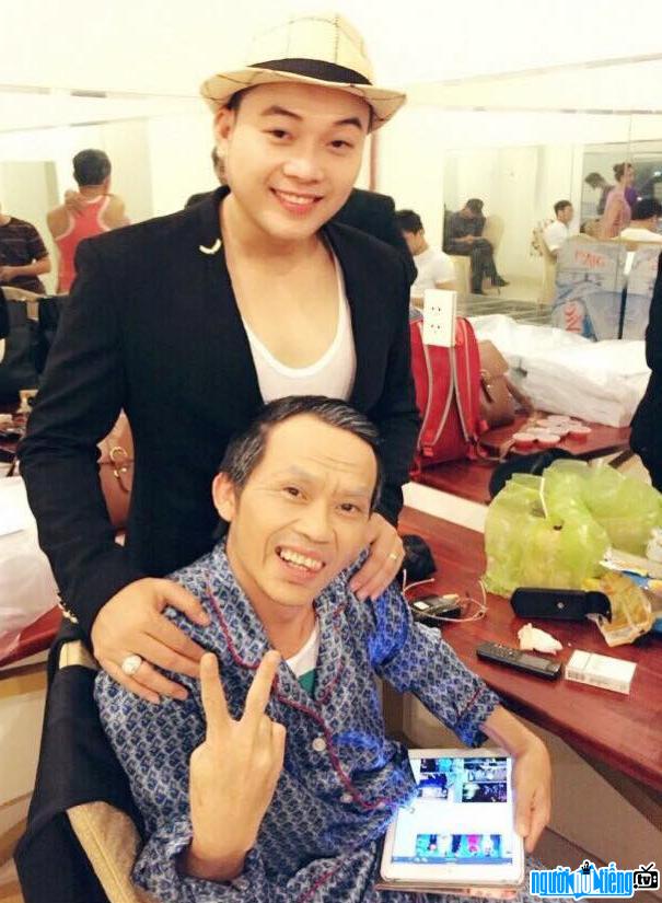  Photo of male singer Khanh Binh with artist Hoai Linh