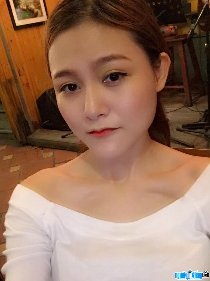 Latest image of female singer Vuong Dolly