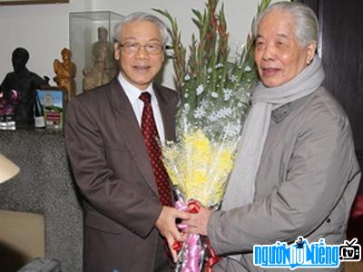 Tổng bí thư Đỗ Mười cùng với Tổng bí thư Nguyễn Phú Trọng trong lễ mừng thọ 100 tuổi của mình .