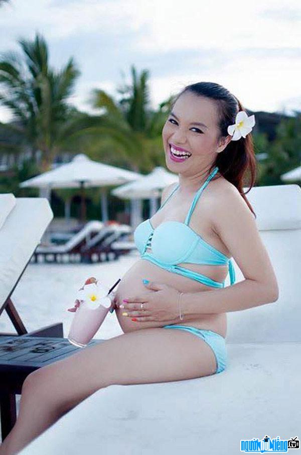 A picture of actress Ly Thanh Thao showing off her belly The latest image of actress Ly Thanh Thao