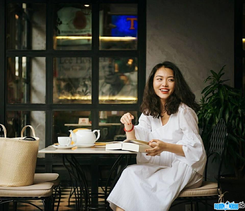 Hình ảnh người mẫu Hà Trúc đang thư giãn tại một quán cà phê