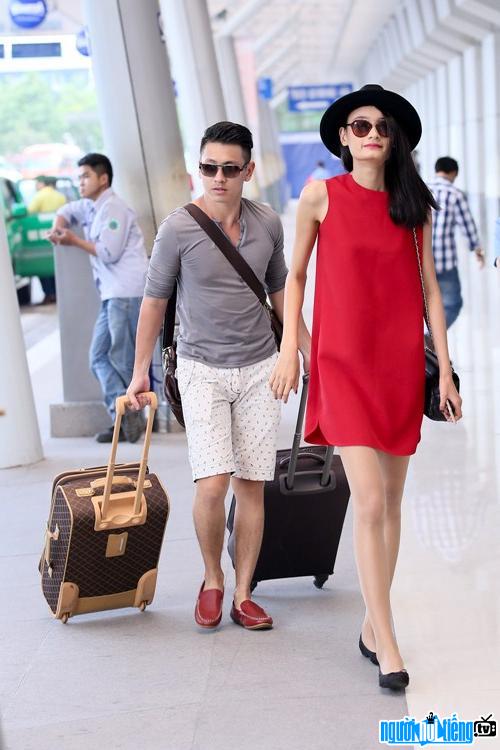  Image of singer Khai An is towering accompanying his wife on a business trip