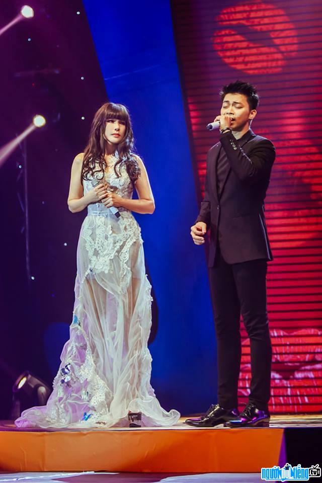  Singer Lan Nha is performing on stage with senior Nhat Ha Latest pictures of singer Lan Nha