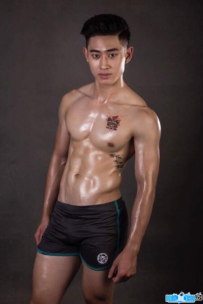  Nguyen Tien Dat showing off her toned body