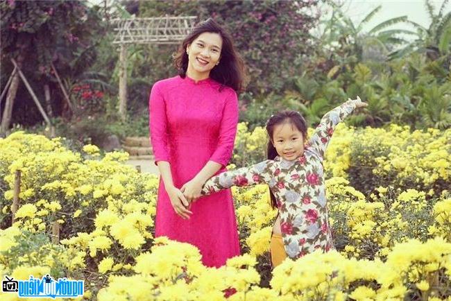 Khanh Trang with her daughter