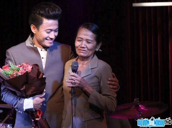 A photo of actor Quy Binh and his mother at the launch of a new music product His latest image of actor Quy Binh