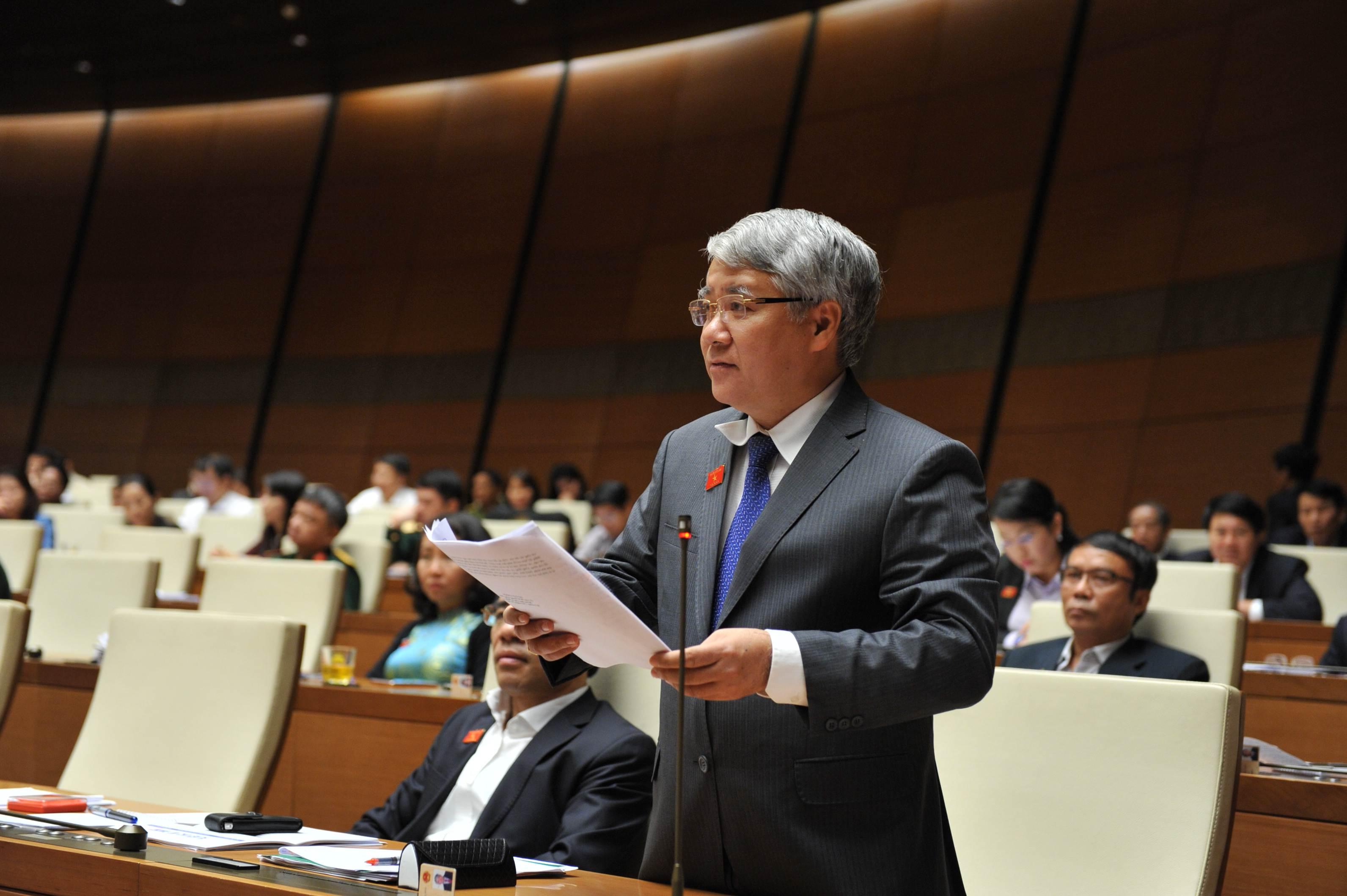 Minister in charge of the Committee for Ethnic Minorities Do Van Chien explains to the National Assembly