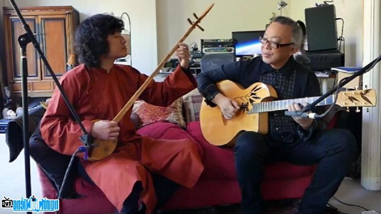 Nhạc sĩ Nguyên Lê cùng với nghệ sĩ Ngô Hồng Quang chăm chỉ luyện tập