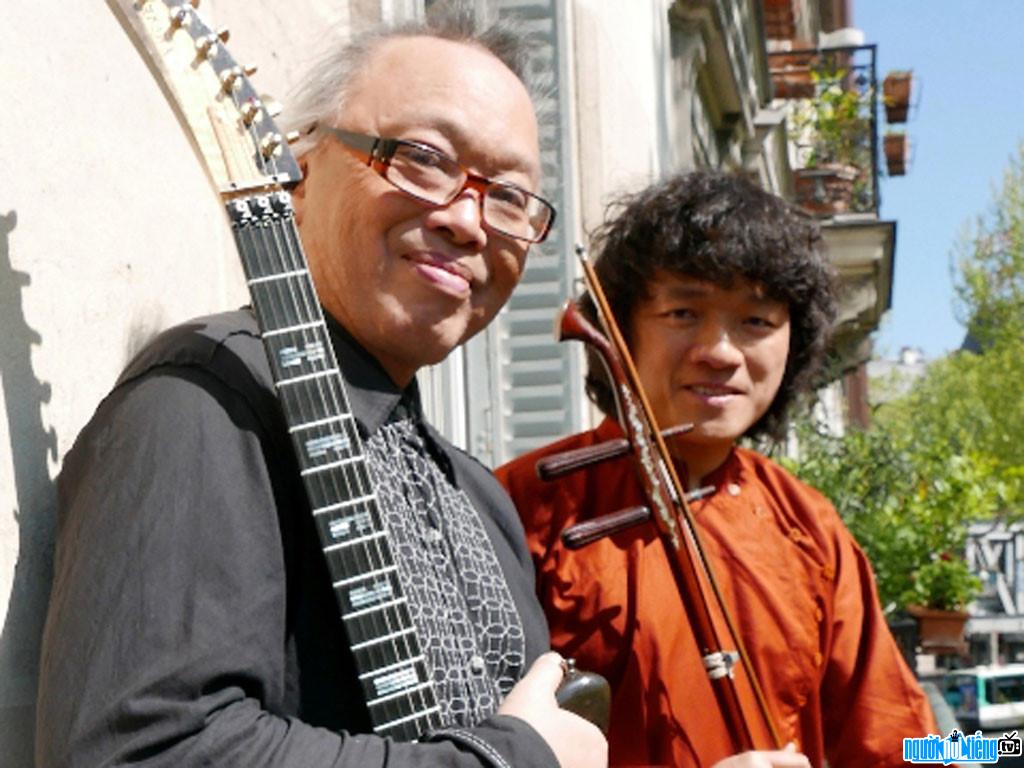  musician Ngo Hong Quang with musician Nguyen Le
