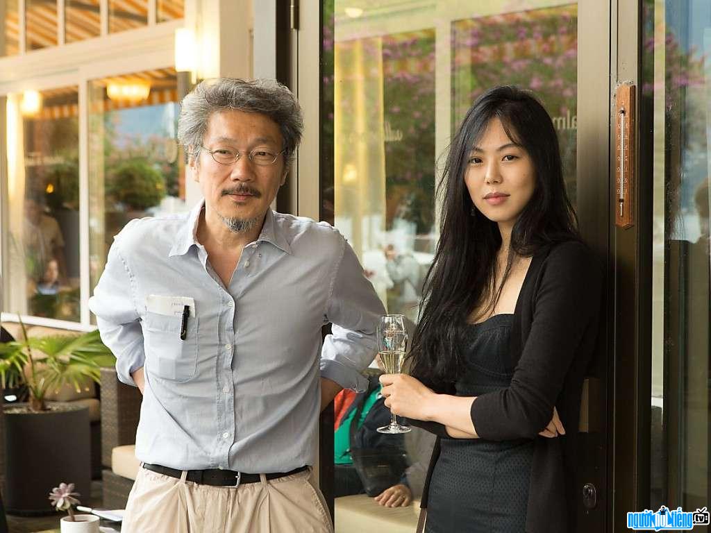 Hong Sang-soo cùng với nữ diễn viên Kim Min-hee