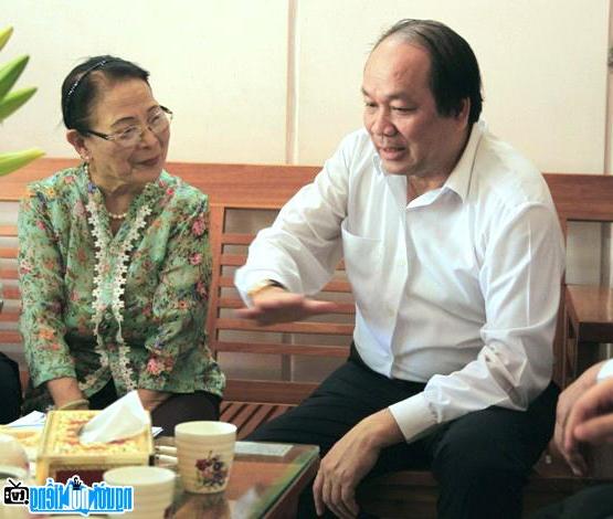  Minister Mai Tien Dung during a visit to paralyzed families doctor