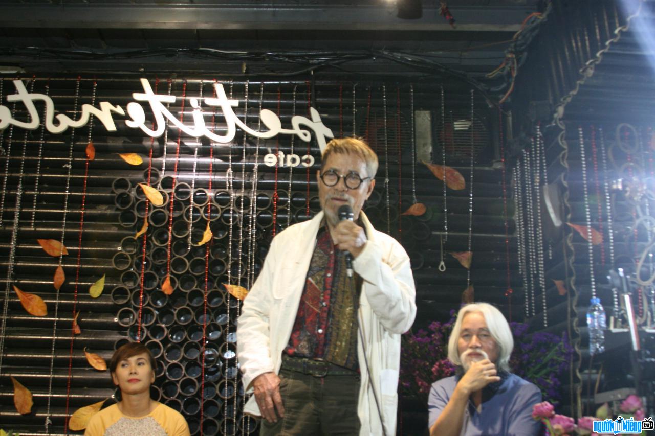 The latest picture of Poet Phan Vu in the opening session of the epic poem "Emi