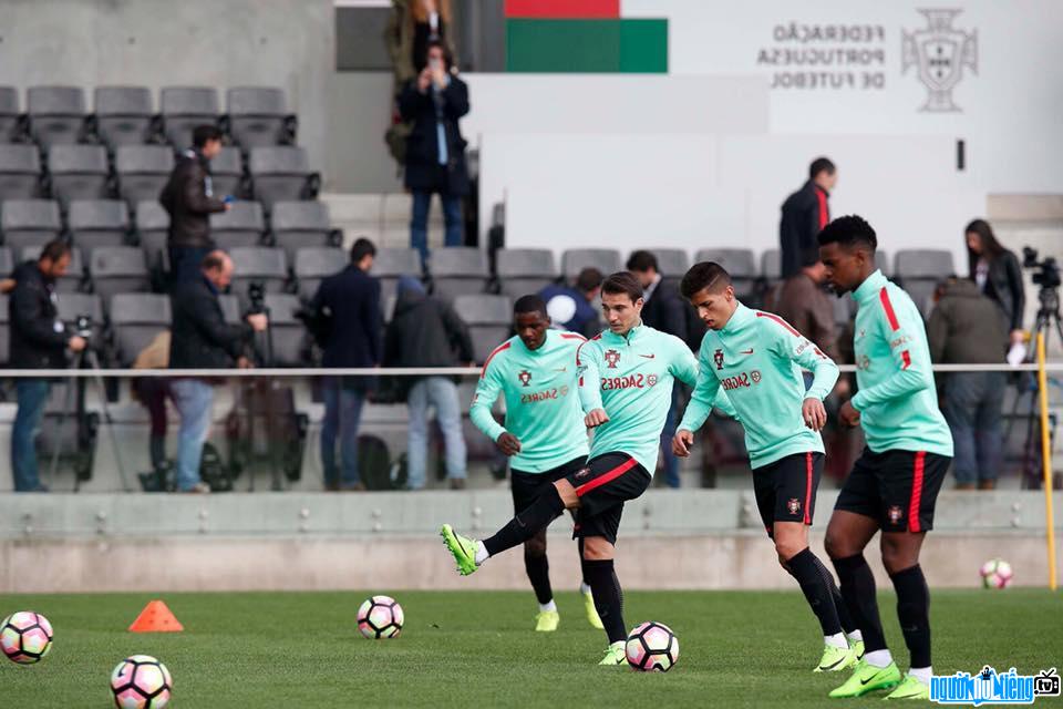 Joao Cancelo practices on the field with his teammates