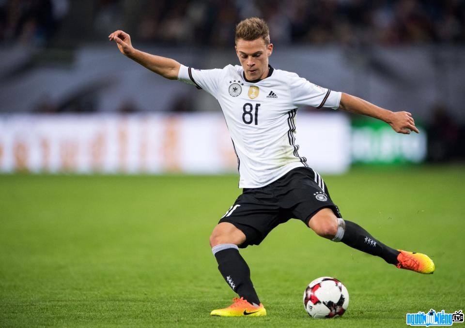 A picture playing on the field of player Joshua Kimmich