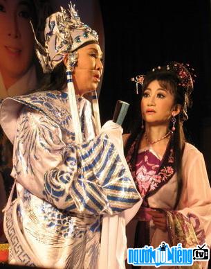 Một hình ảnh biểu diễn trên sân khấu của nghệ sĩ Thanh Thanh Tâm cùng với nghệ sĩ Vũ Linh