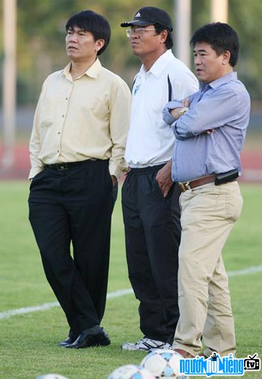 Doanh nhân Trần Đình Long cùng với huấn luyện viên theo dõi đội bóng Hoà Phát Hà Nội
