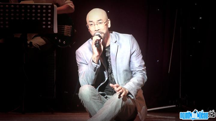 Singer Trinh Nam Son in the music night Trinh Cong Son