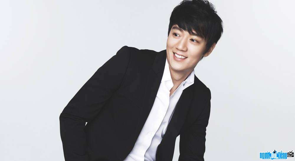 Another picture of famous actor Kim Rae-won