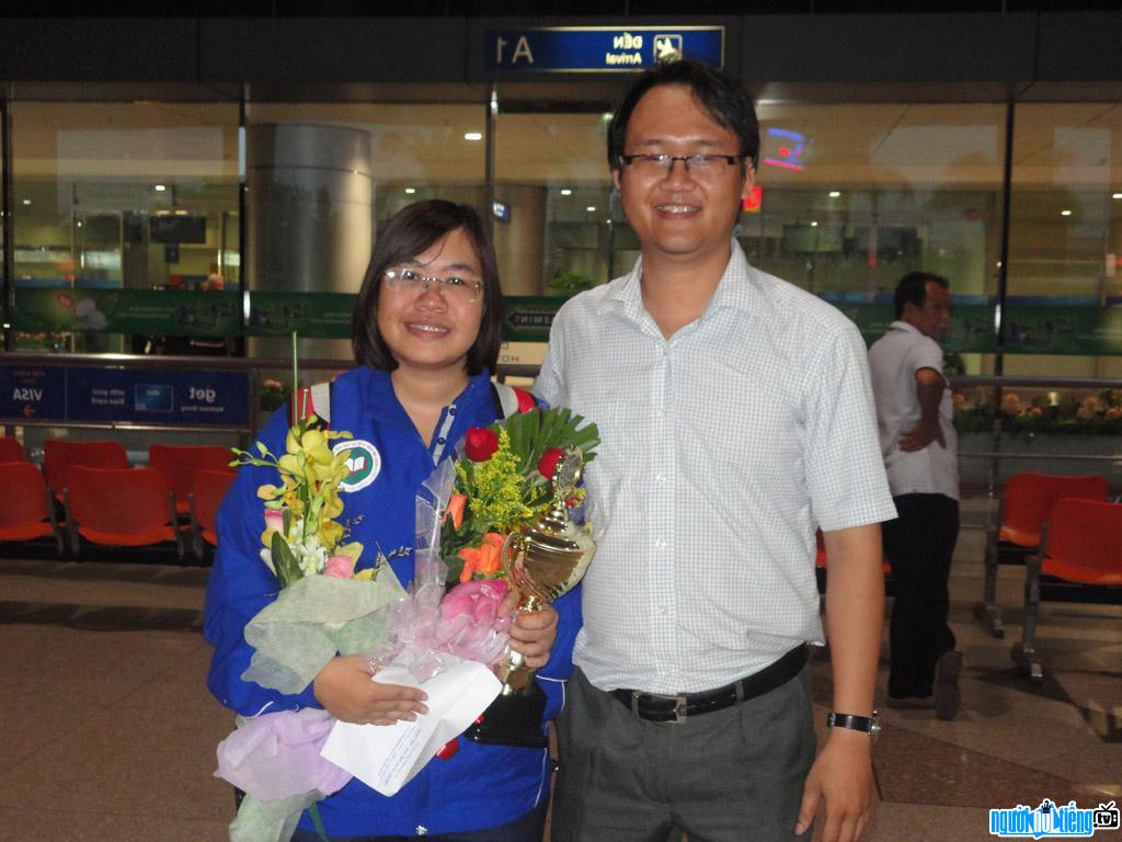 Kỳ thủ Nguyễn Hoàng Yến cùng với Huấn luyện viên Bùi Văn Hiếu