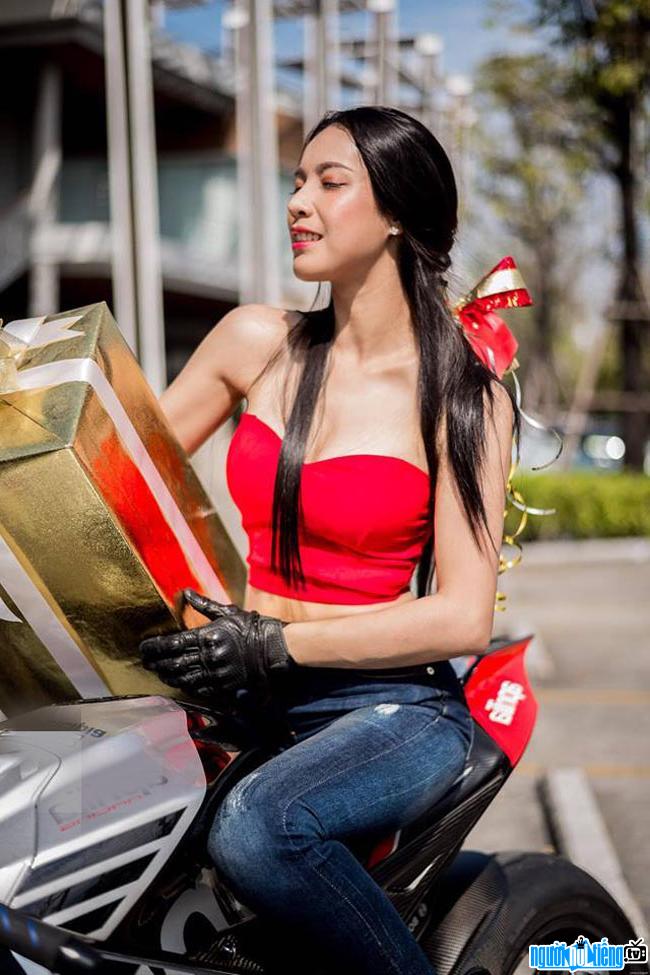  Truong Kim Ngan - a girl with great love With a motorcycle
