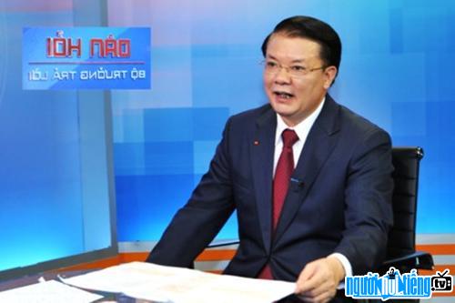  Finance Minister Dinh Tien Dung answering questions from the TV audience 