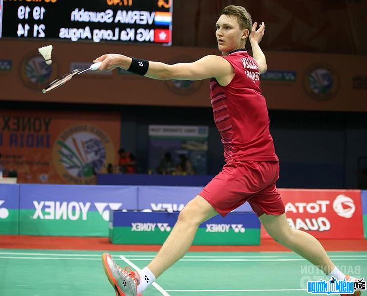 A picture on the field of player Viktor Axelsen