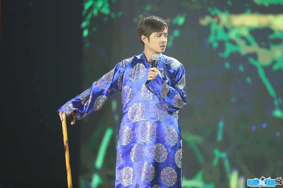 Image of comedian Tuan Dung performing on stage