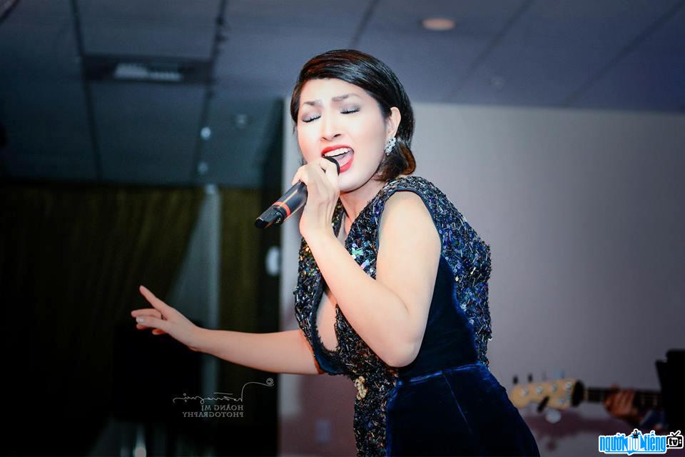 Ca sĩ Nguyễn Hồng Nhung trong một buổi biểu diễn gần đây