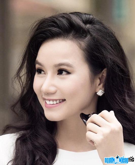 Close-up of the beautiful beauty of actress Luong Giang