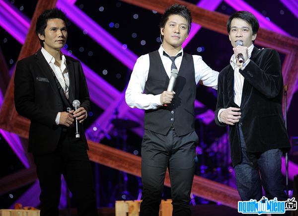  Musician Tuong Van reunites with the members of the Guomong Music Group Watermelon in the liveshow of singer Tuan Hung